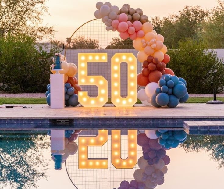 anniversaire 50 ans ballon piscine fête célébration couleur pastel reflet jardin exterieur