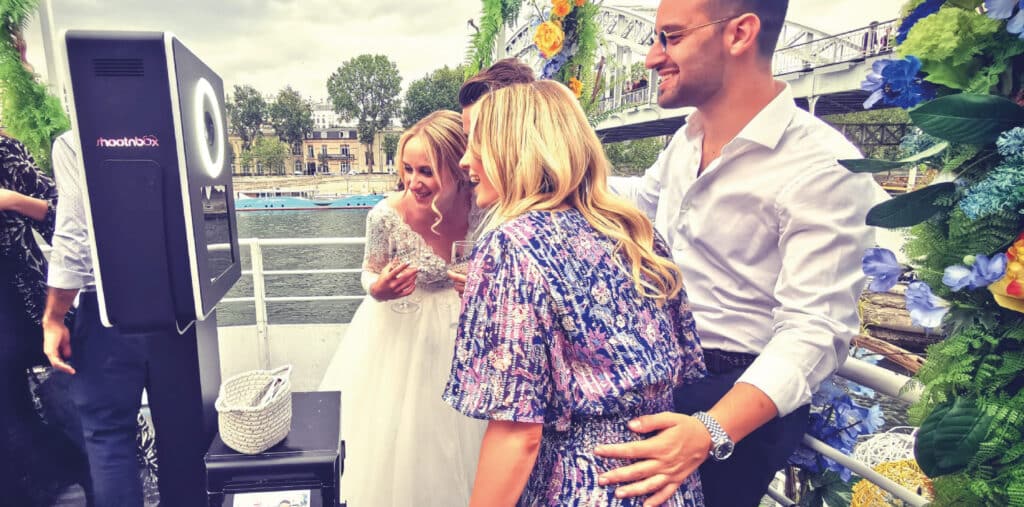 Hommes et femmes devant borne photo vegas miroir pendant un mariage