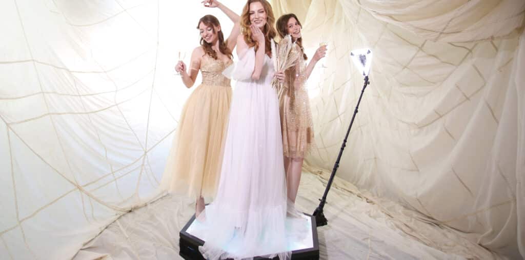 Femmes sur un spinner 360 pendant un mariage