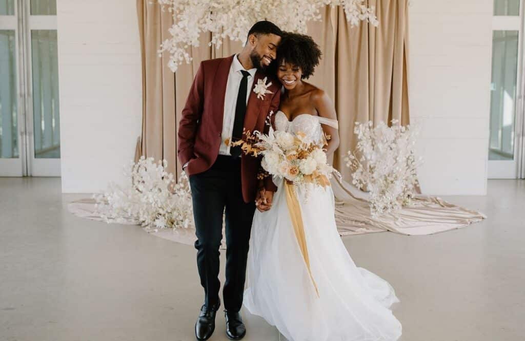 costume mariés marron couple robe marié blanche ton