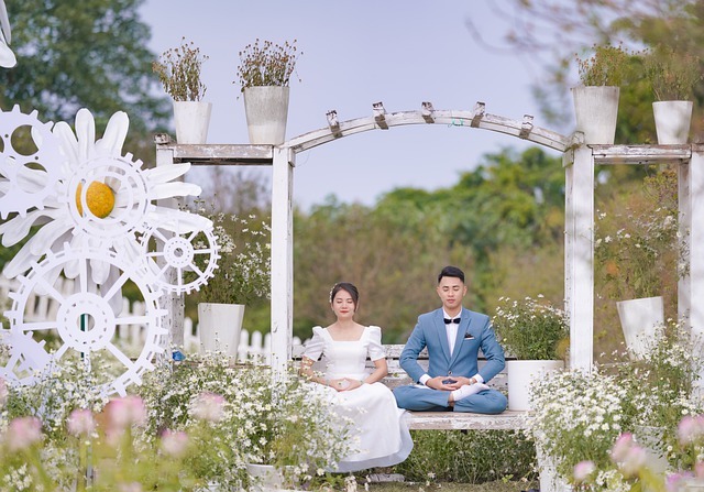mariage zen détente couple mariés asiatique arche