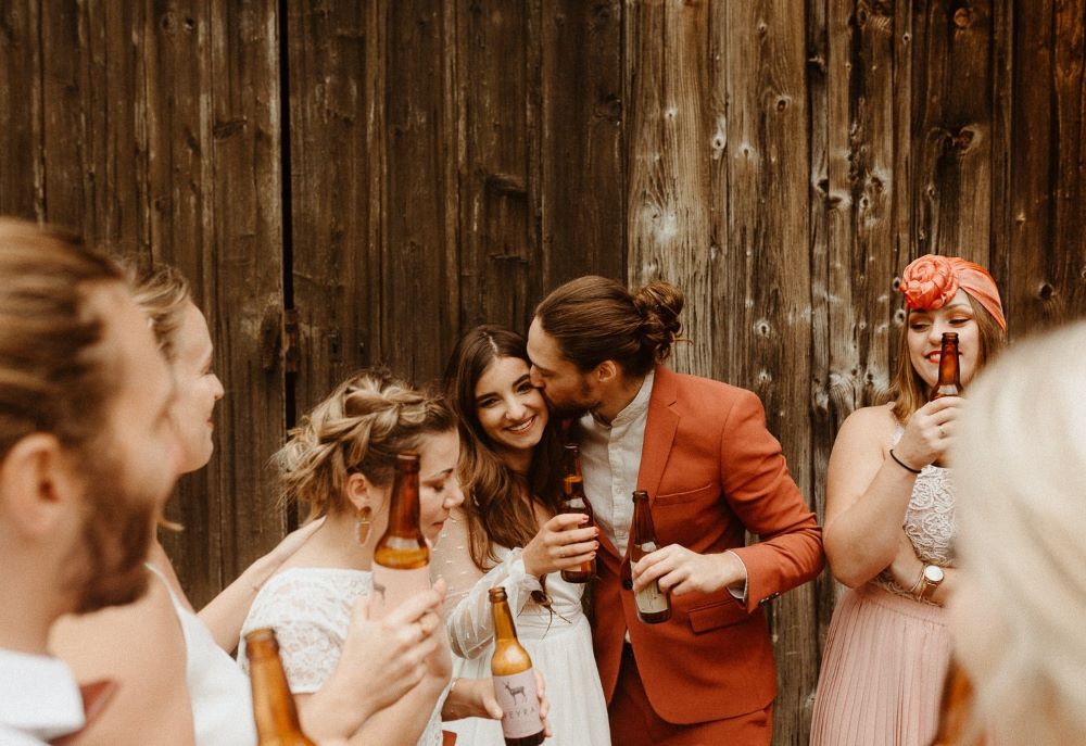 mariage intime style bohème chalet alpes ferme costume orange décontracté
