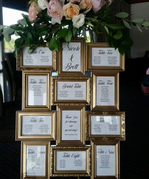 plan de table mariage cadre doré nom invités entrée salle