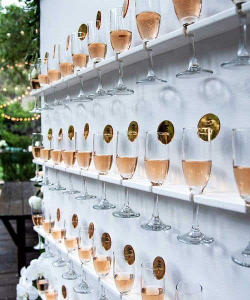 plan de table mariage coupe champagne rosé mur décoratif entrée