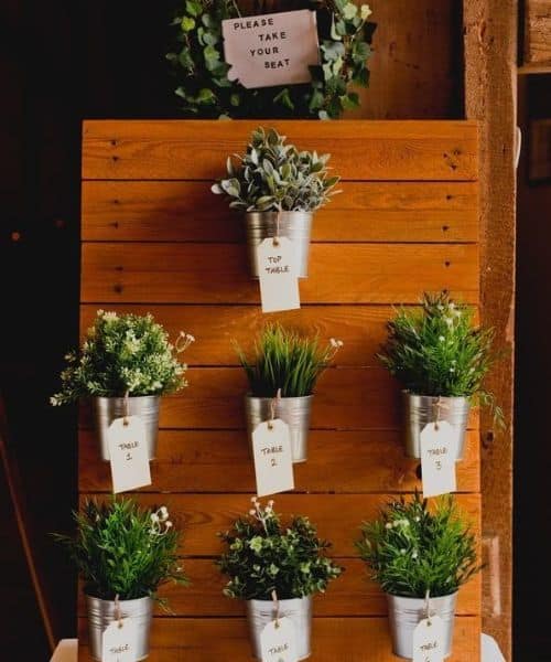 plan table pot de fleur mariage panneau bois invités nom