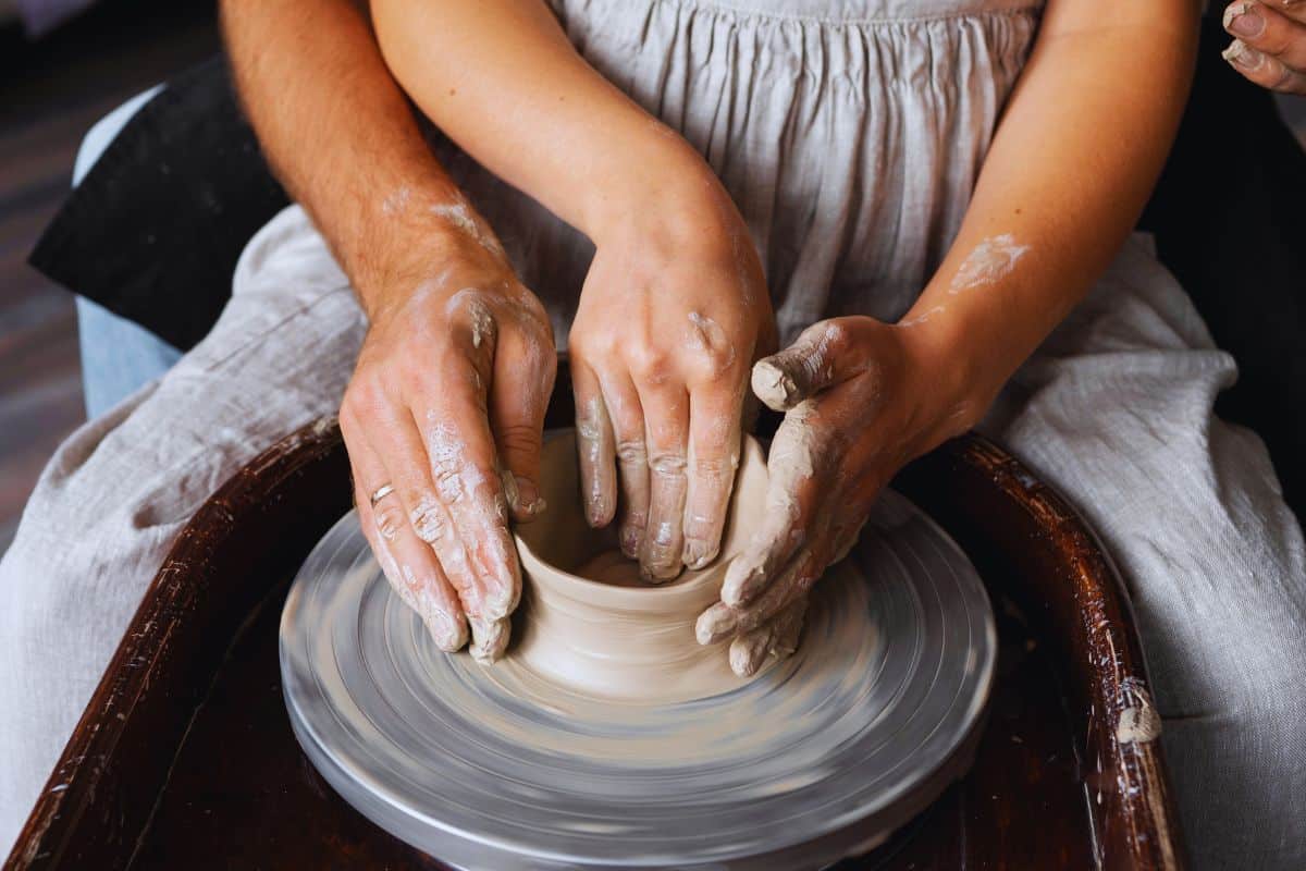 atelier poterie en couple mains argile glaise terre fabrication bol cendrier diy