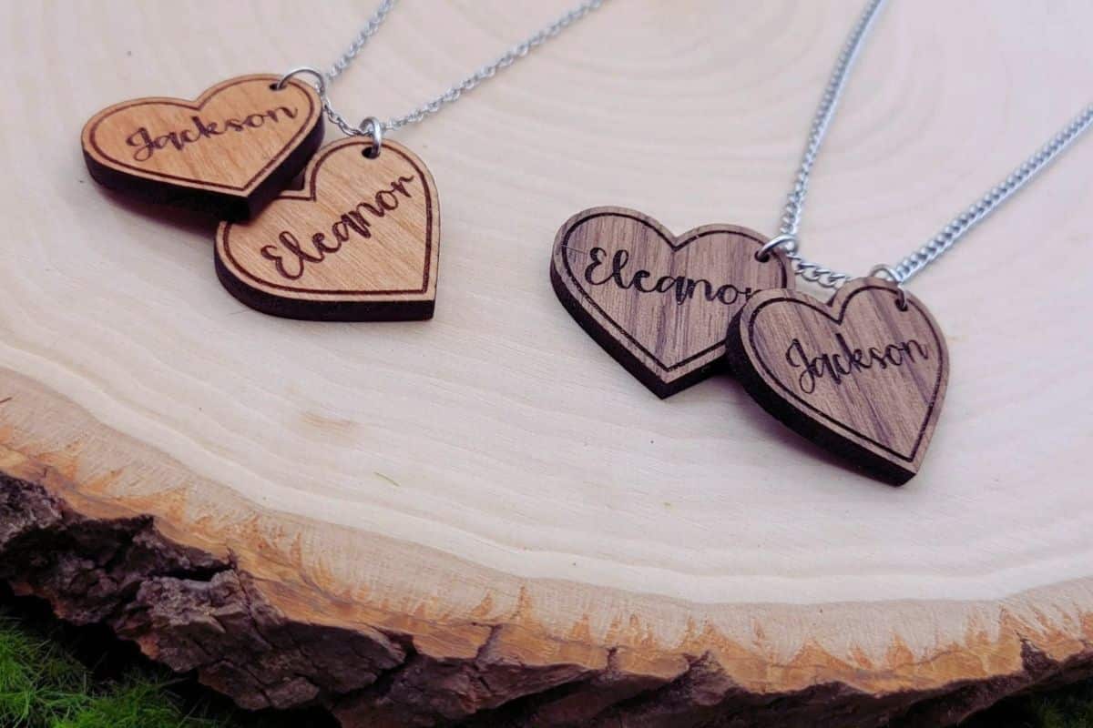 bijou en bois personnalisé prénom pendant cœur amour symbole