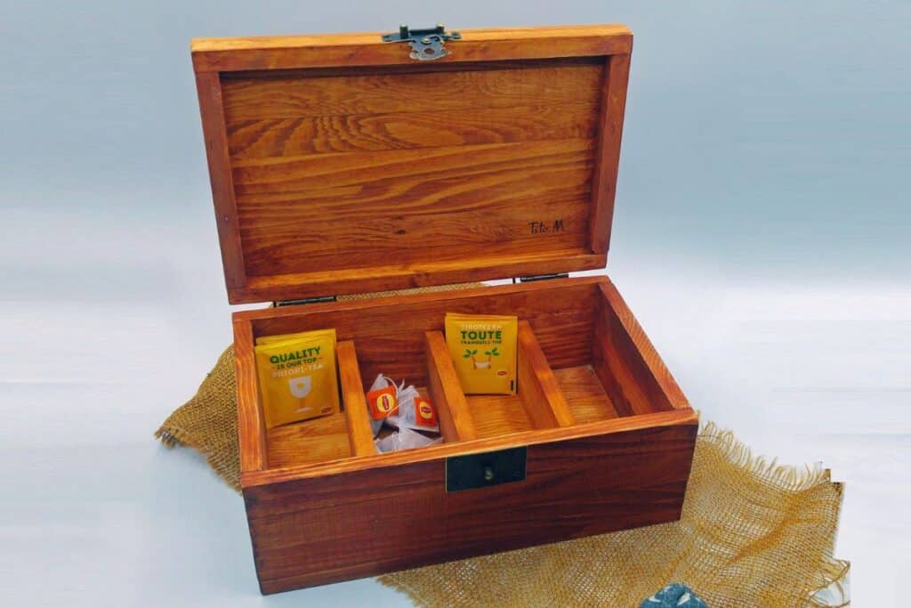 jolie boite à thé en bois acajou fait main artisanat lipton