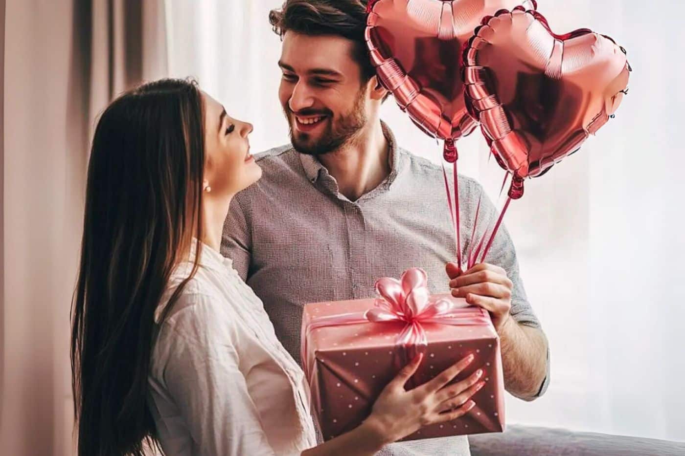 couple amoureux ballon noces mariage coeur paquet cadeau anniversaire