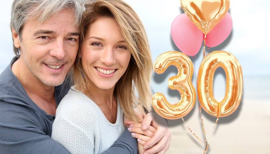couple sénior homme femme ballon chiffre 30 ans plage or rose