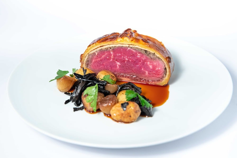plat porcelaine blanc filet boeuf wellington sauce vin rouge legume petits minimaliste