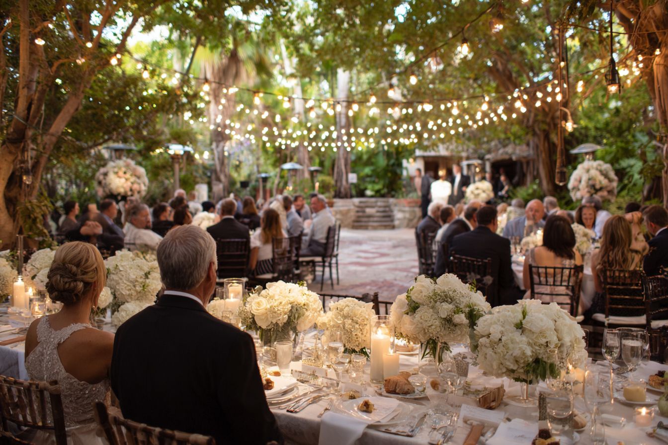 Cérémonie renouvellement vœux 20 ans mariage dans jardin élégant avec service porcelaine