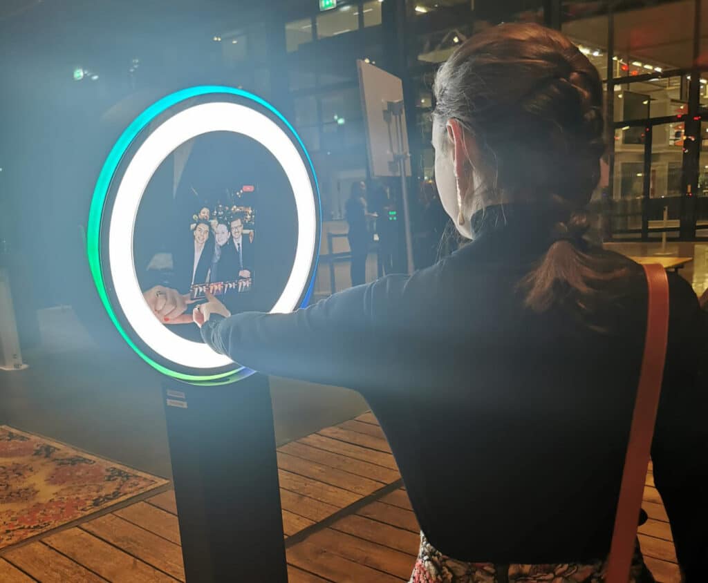borne photo booth ring light shootnbox rond selfie écran tactile femme