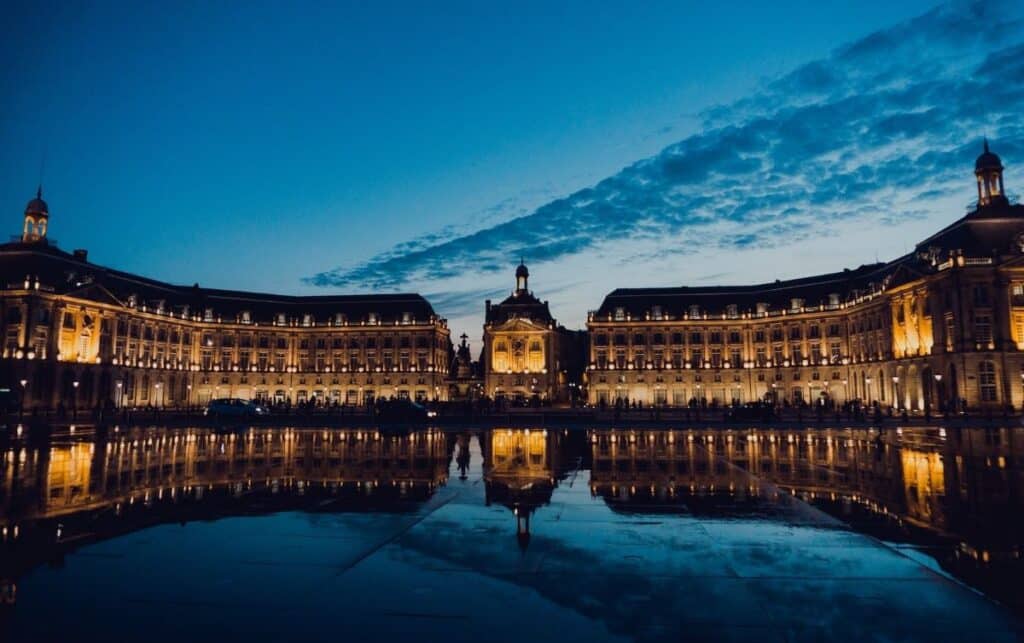 place de la bourse bordeaux miroir d'eau nuit lumière ville éclairée
