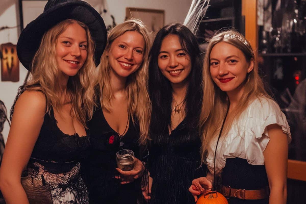 soirée déguisée entre filles halloween sorcière citrouille noir et orange
