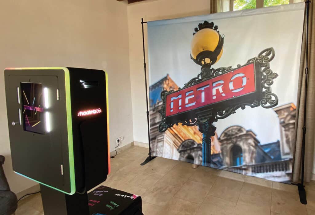 photocall memono structure autoportante bache mur photo personnalisé metro paris installation coin devant photobooth