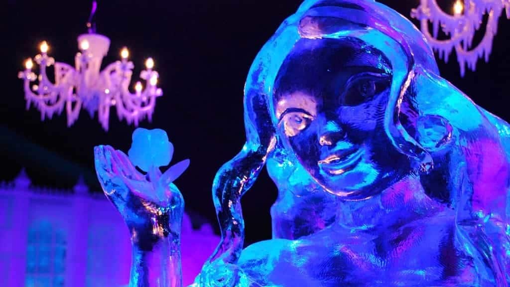 sculpture sur glace ange ambiance lumineuse hivernale ice bar soirée