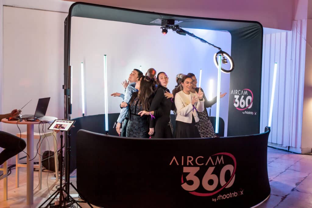 Aircam photobooth 360 shootnbox groupe hommes femmes animation soirée vidéo