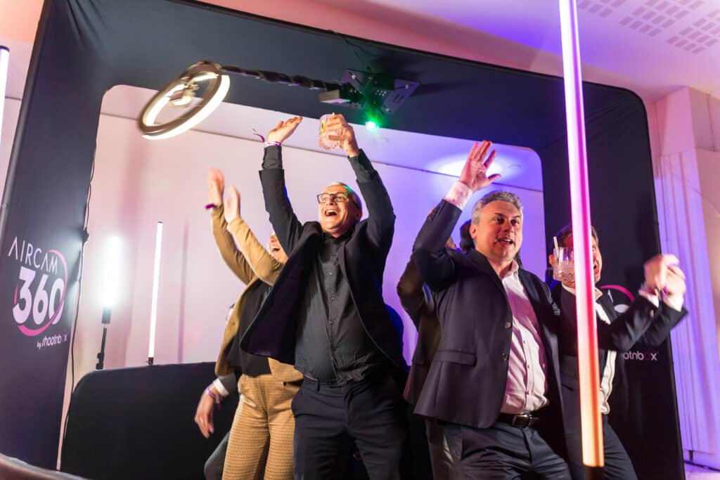 Aircam photobooth 360 shootnbox groupe hommes femmes animation soirée vidéo