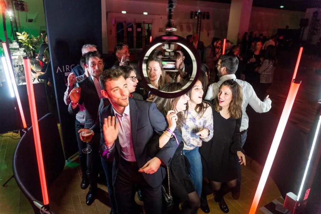 Aircam photobooth 360 shootnbox groupe hommes femmes animation soirée vidéo