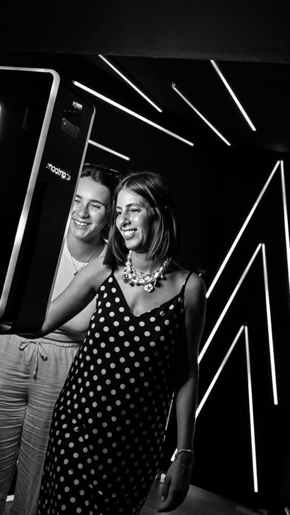photobooth selfie photo instantanée avec photocall en fond mur led néon