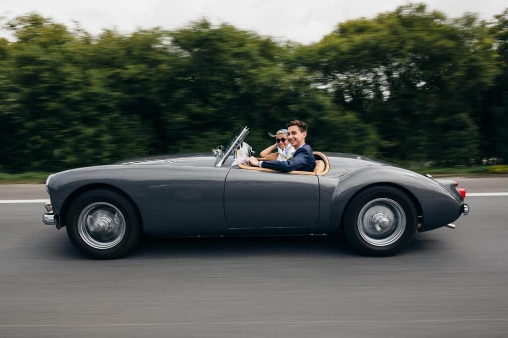 couple marié cérémonie voiture ancienne retro austin healey coupé decapotable