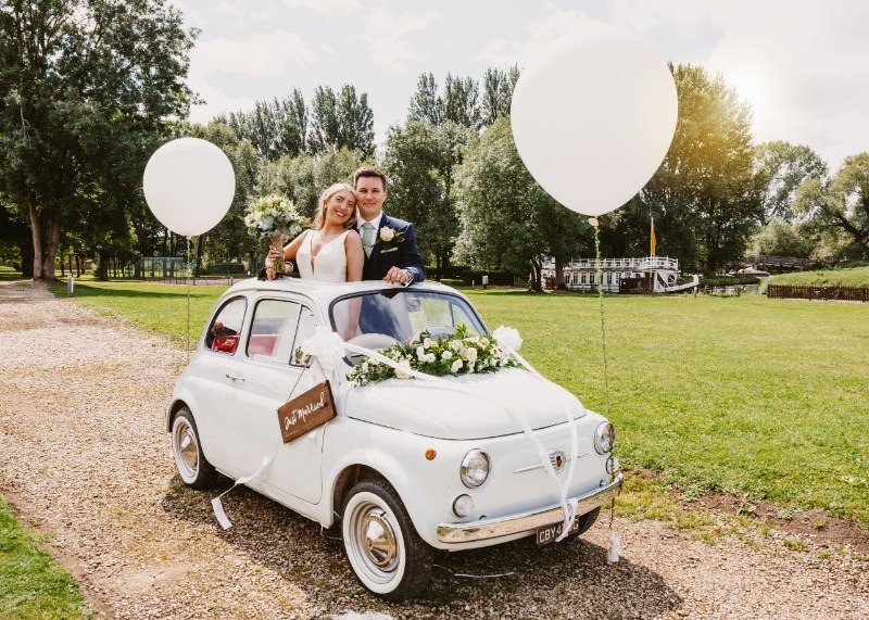 fiat 500 retro vintage mariage toit ouvrant photographie originale couple des mariés robe costume