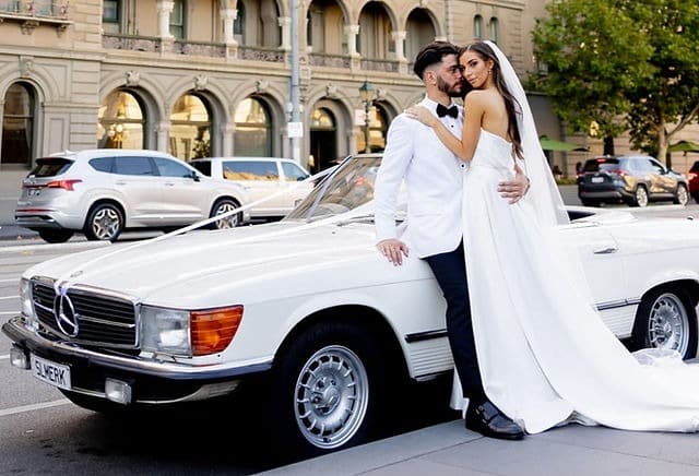Mercedes blanche décapotable coupé sportif mariée prise photos de couple jour cérémonie