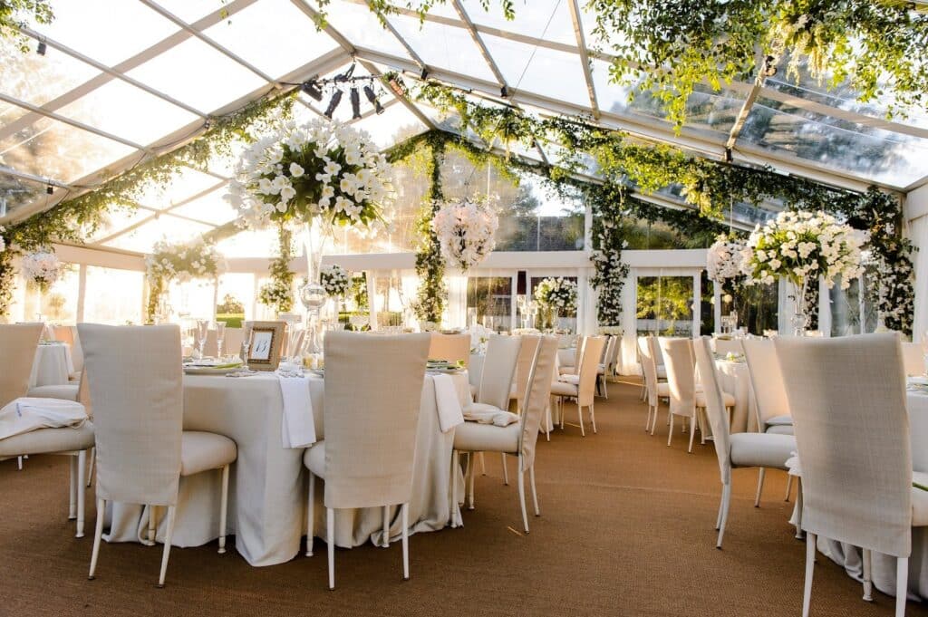 tonnelle location salle mariage exterieure été chaise blanche