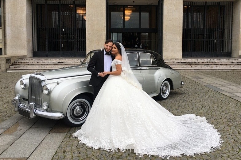 bentley voiture ancienne grise couple mariés hotel de ville place photographie mariage retro vintage