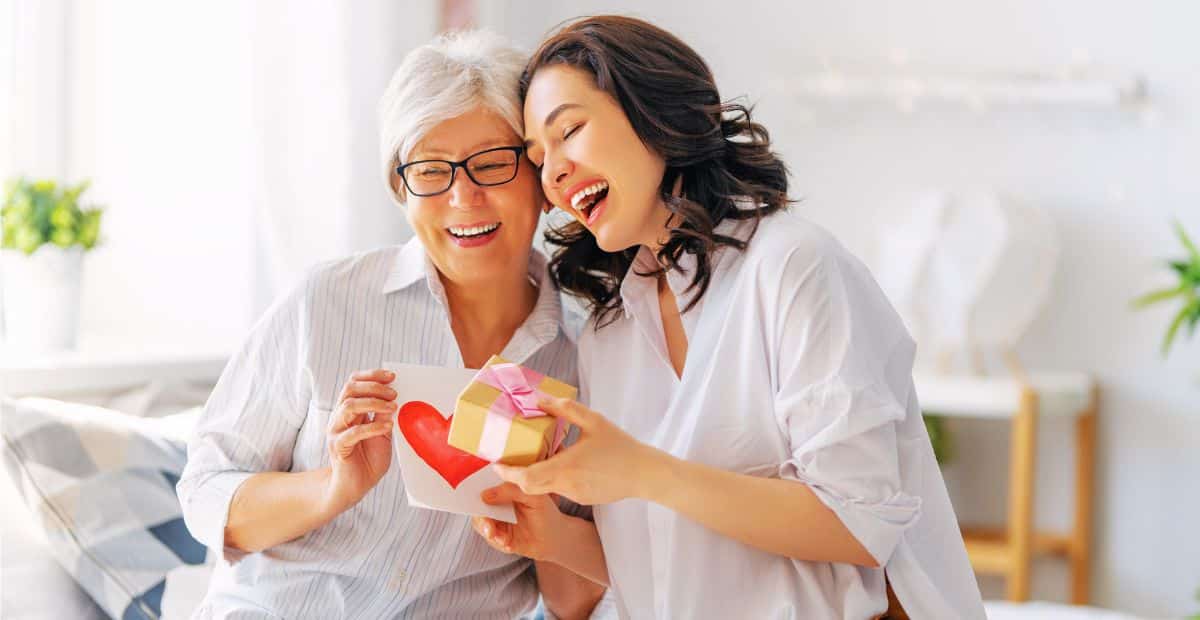 femme partage cadeau avec sa mère carte coeur calin intensité amour fête des mère célébration