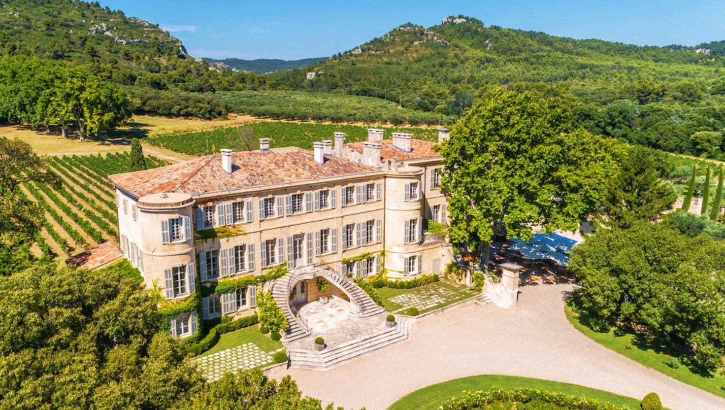 mas provençal château rustique lieu mariage Alpilles Provence montagne vignes batisse