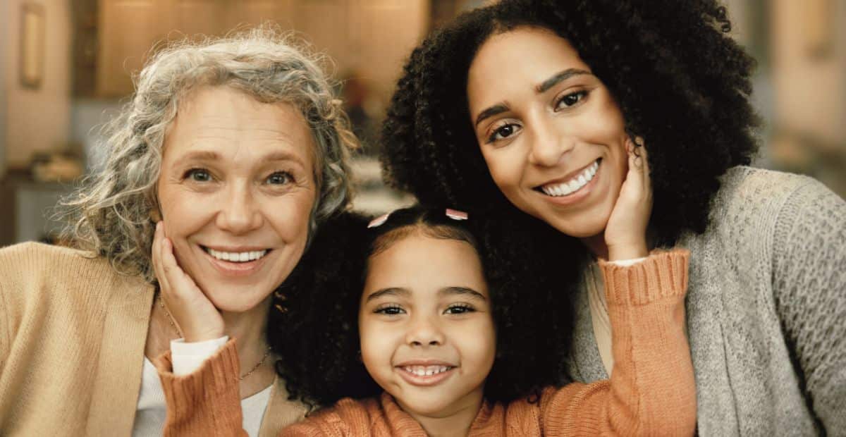 génération mères filles métisses réunie symbole âge