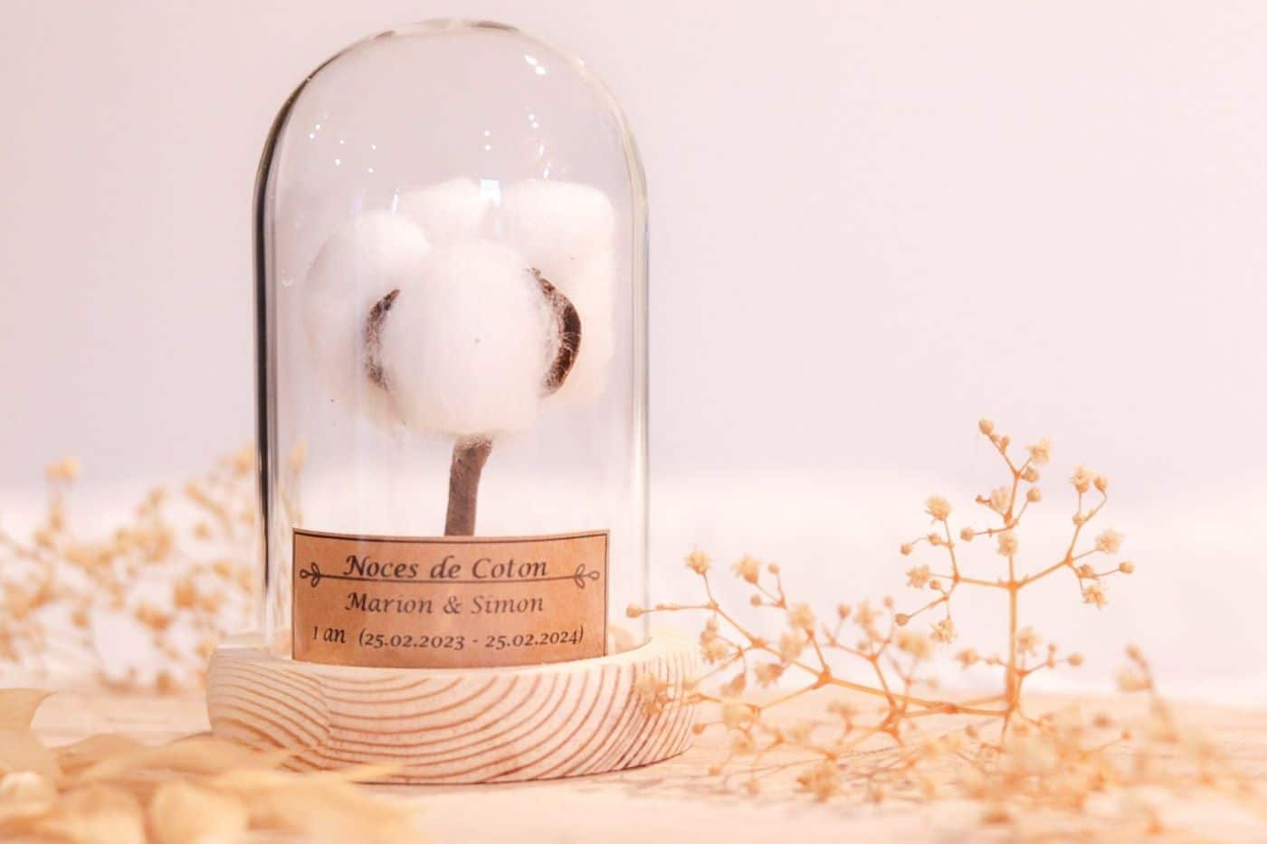 cloche en verre plante coton célébration cadeau personnalisé gravure sur bois nom marion et simon