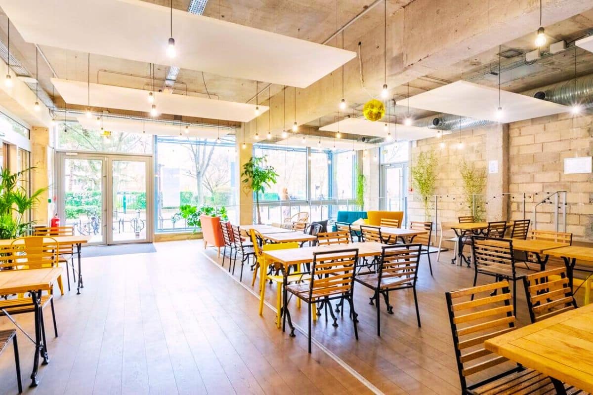 salle des fêtes paris digital village 13eme arrondissement place d'Italie polyvalente chaise jaune lieu branché déco