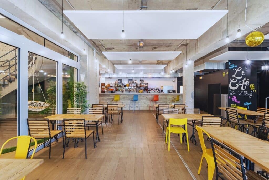salle polyvalente à louer place d'italie digital village comptoir bar chaise table décoration moderne