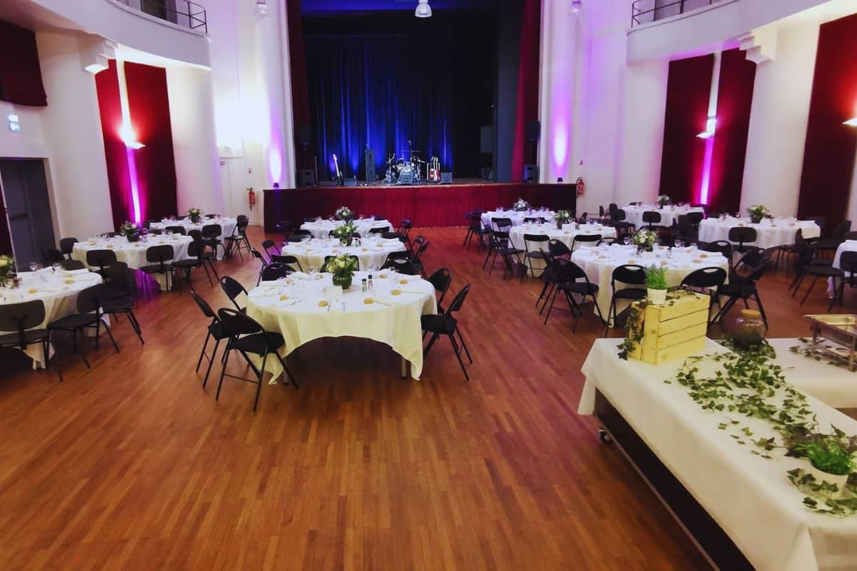 salle des fêtes colonne paris 13 métro glacière table chaise service buffet scène central balcon en hauteur parquet
