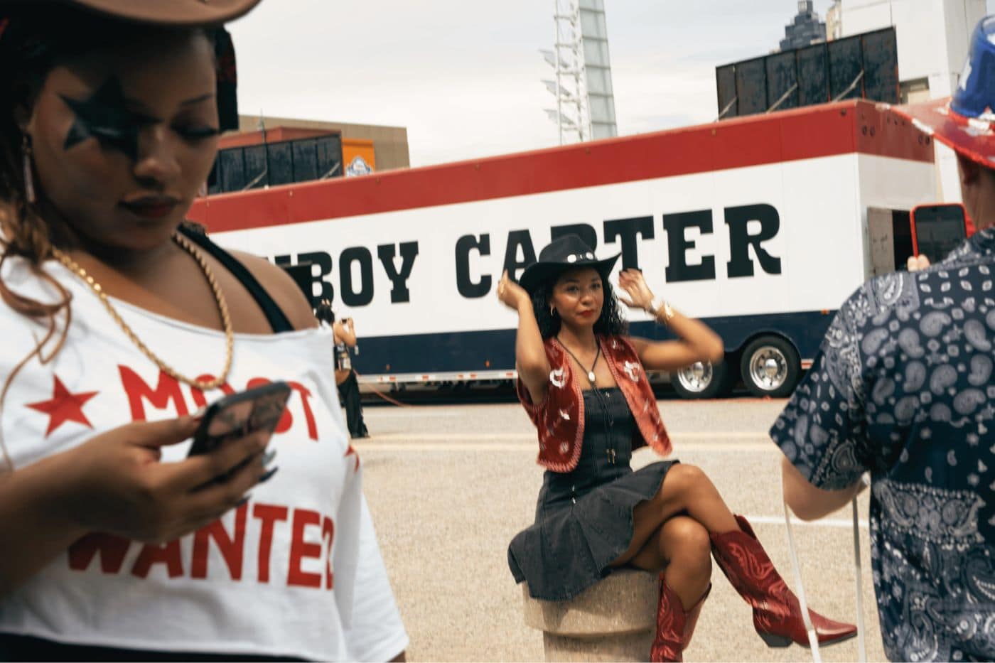 tenue cowboy carter femme beyoncé fans concert amérique ranch farmer santiag